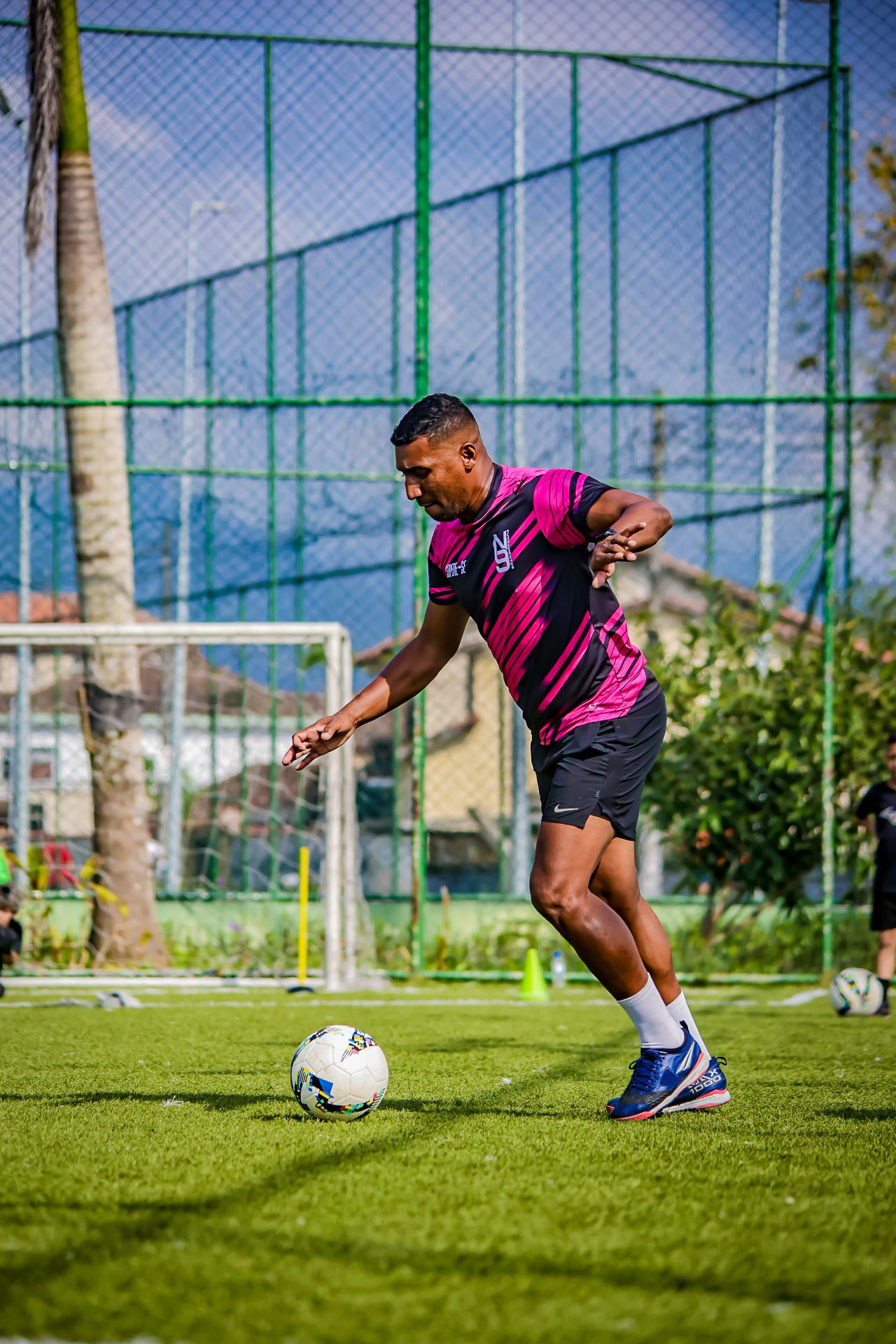 Nelson Ventura conduzindo a bola no campo